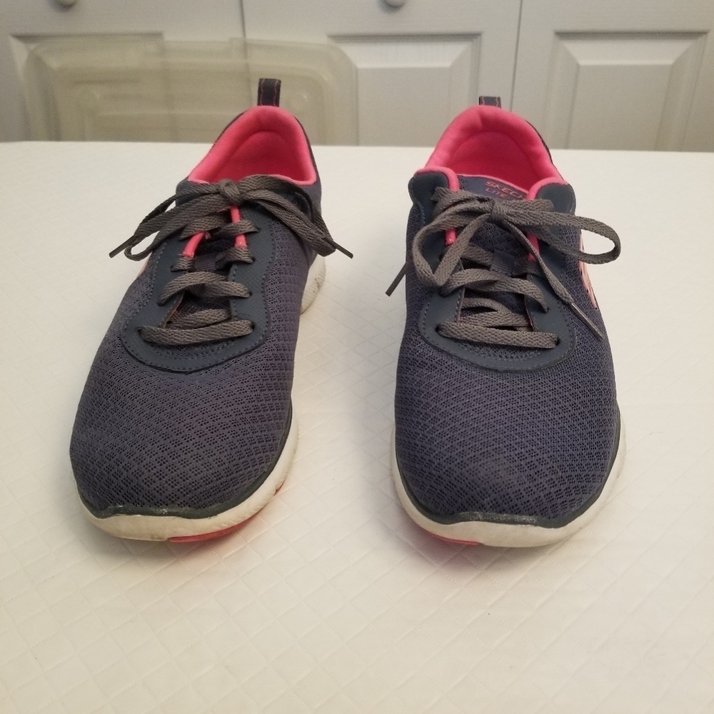 Skechers Air Cooled memory Form  Women's Size 9 Sneakers Lite Weight Blue